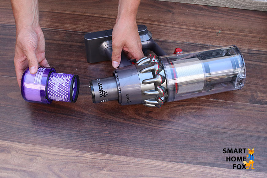 Фильтр HEPA находится рядом с аккумуляторным пылесосом Dyson V11 Absolute Extra.